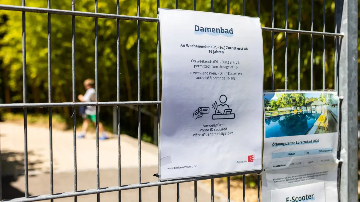 Lorettobad Freiburg ändert Zutrittsregeln: 10.07.2026, Baden-Württemberg, Freiburg im Breisgau: Ein Schild am Eingang des Lorettobades weist auf die geänderten Zutrittsregeln hin. Im einzigen Damenbad in Deutschland ist der Eintritt freitags bis sonntags nur noch ab 16 Jahren möglich. Damit will das Lorettobad den Andrang in dem flächenmäßig kleinen Bad verringern. Foto: Philipp von Ditfurth/dpa +++ dpa-Bildfunk +++
