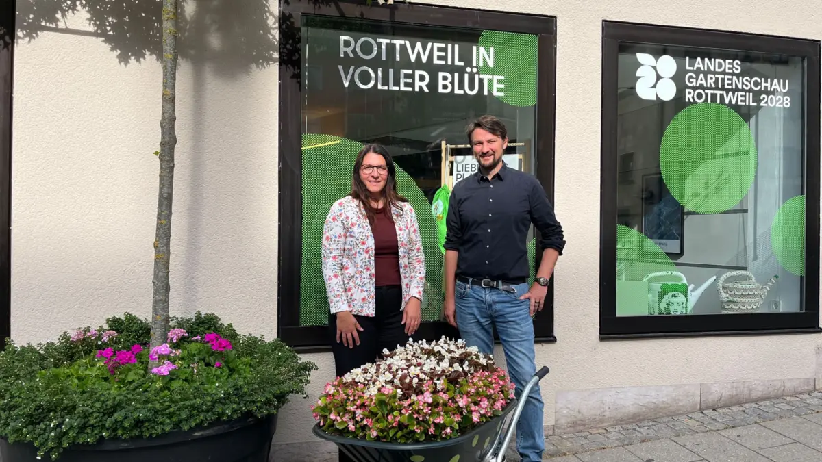 Bürgermeisterin Ines Gaehn und Dr. Jürgen Hauber, beide Geschäftsführung Landesgartenschau Rottweil 2028 GmbH, freuen sich über viele bunt bepflanzte Blumentöpfe in der historischen Innenstadt.