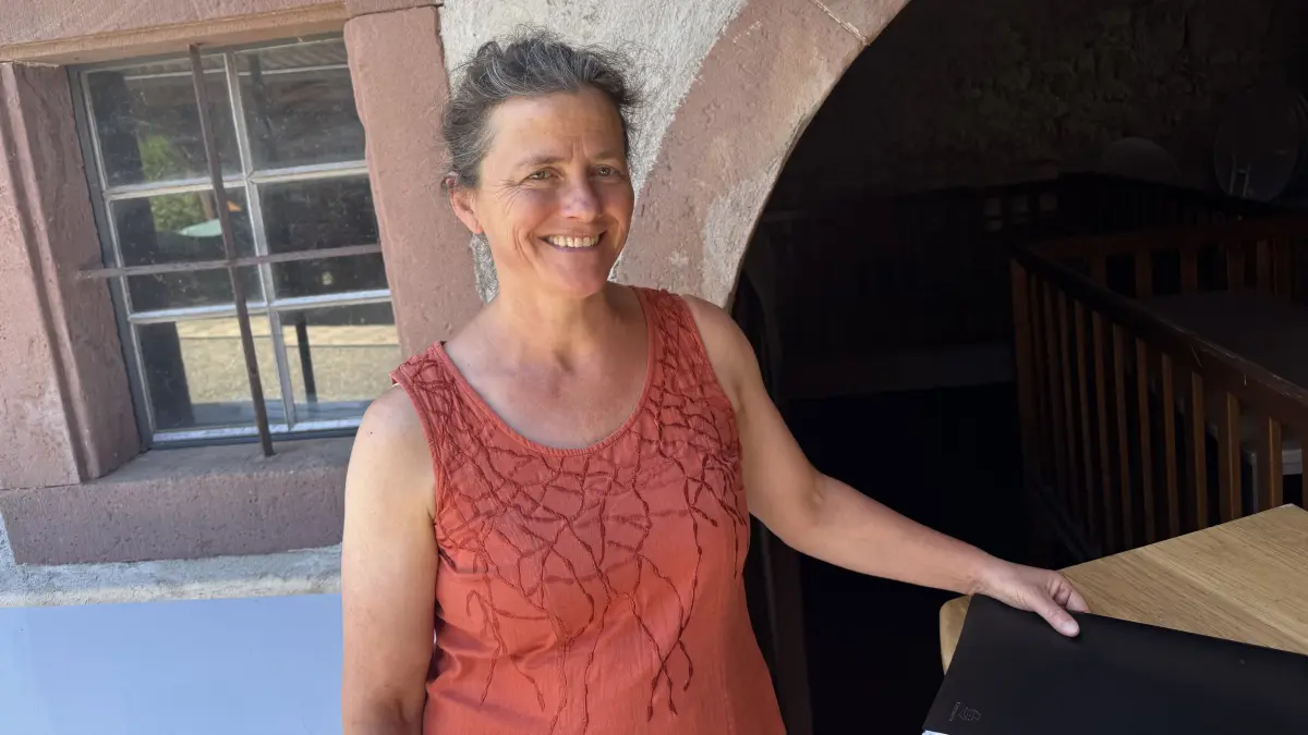 Zum 90. Geburtstag hat Susi Engler zum Haltinger Winzerkeller recherchiert. Hier ist sie am Eingang zum Gewölbekeller des Gasthauses "Hirschen" zu sehen, wo die Haltinger Winzergenossenschaft in ihren ersten Jahren den Wein lagerte.