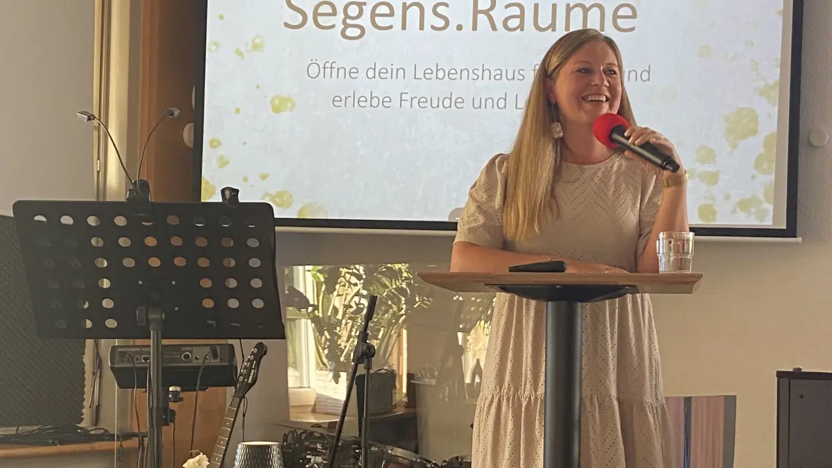 Nelli Bangert begann ihren Vortrag mit dem Lied „Ich weiß, wer ich in Jesus bin.“