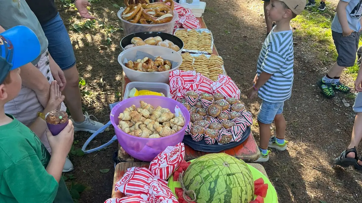 Beim Sommerfest des katholischen Kindergartens St. Elisabeth machten sich Kinder, Eltern und Großeltern gemeinsam mit Waldwichtel Karl auf den Weg durch den Wichtelwald. Beim gemeinsamen Start gab es ein Büffet.