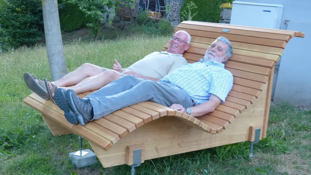 Die von Jürgen Dold gestiftete Himmelsliege passt genau an diese Stelle und wird gerne angenommen.