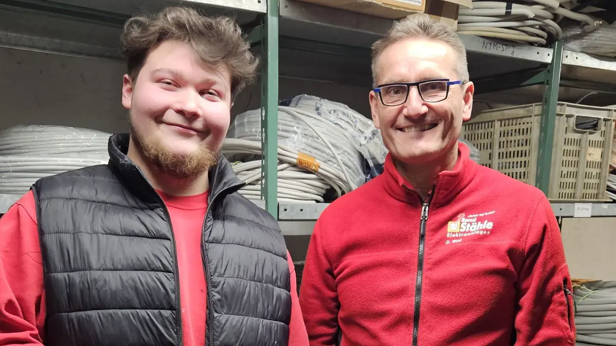 Ein eingespieltes Team: Sandro Listorti (links) hat von seinem Chef Dieter Wosl, Betriebsinhaber Bernd Stähle Elektroanlagen, eine zweite Chance bekommen. Die hat er genutzt und startet frisch motiviert als Geselle durch.