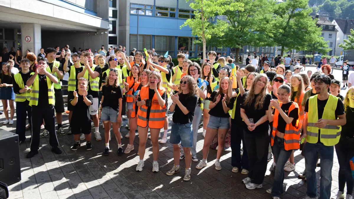 Mit einem Abiturschnitt von 2,1 verabschiedeten sich die Abiturienten des Gymnasiums von ihrer Schulzeit.