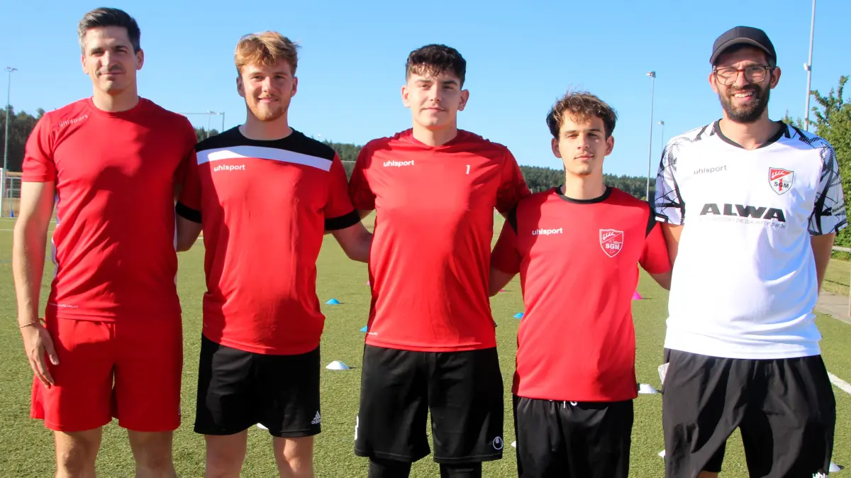 SGD-Spielertrainer Felix Schaplewski, die Neuzugänge Elias Maiberg, Paul Schöller und Julian Hertlein mitCo-Trainer Tobias Palaks (von links).