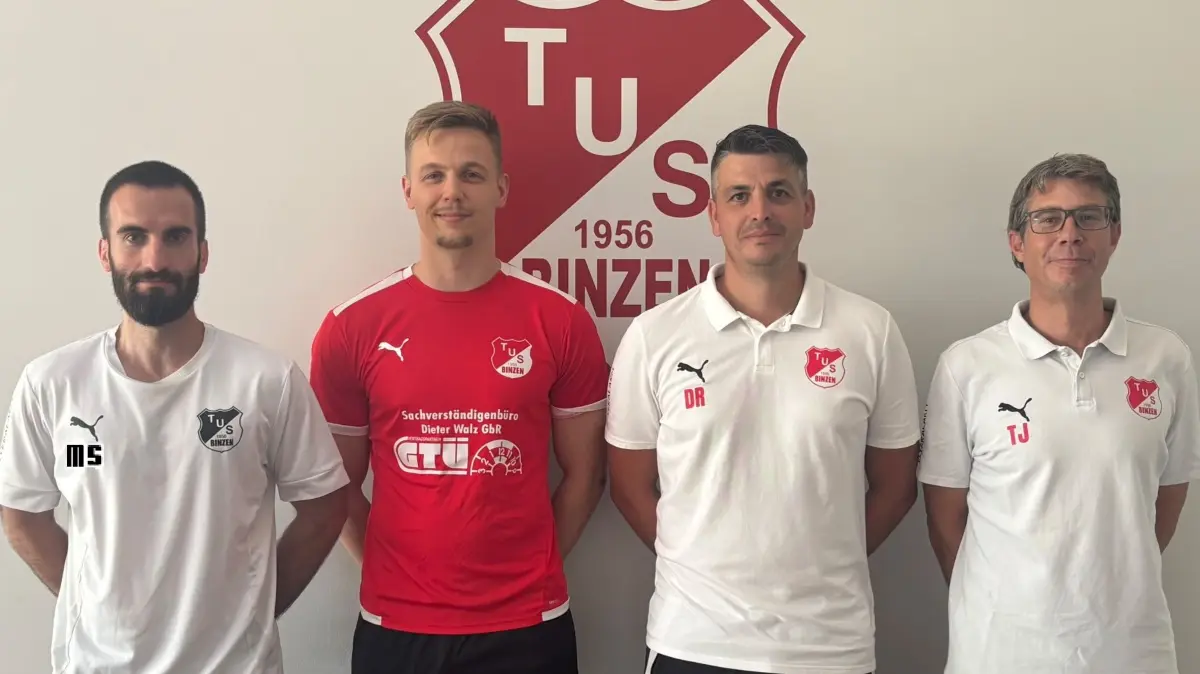 Neu in Binzen: Cheftrainer Manuel Schwarz (links), Co-Trainer Dominik Rakus (Dritter von links) und Sportchef Tobias Jehle (rechts) heißen Jens Murawski willkommen.