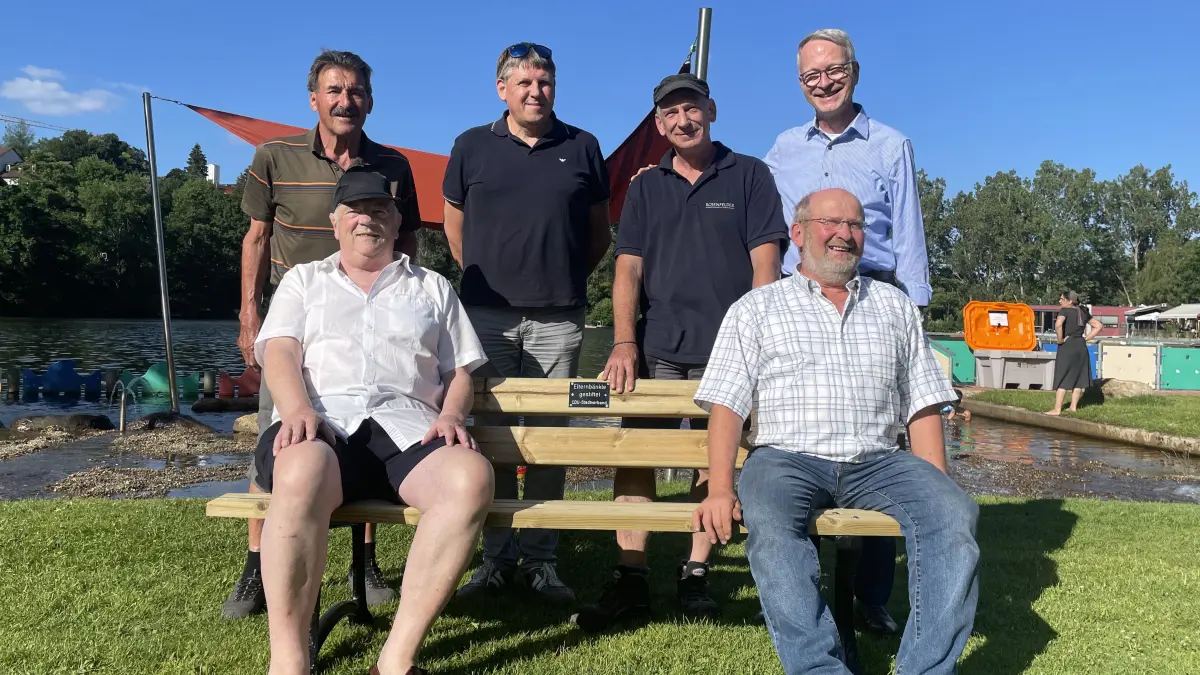 Vorstands- und Fraktionsmitglieder des CDU-Stadtverbands haben die neuen Elternbänkle mit ihrer Spende ermöglicht (von links): Heinrich Seebacher (sitzend), Hubert Kienzler, Markus Schwarzwälder, Stefan Rosenfelder, Bernd Karsten Rieger und Ernst Laufer (sitzend).