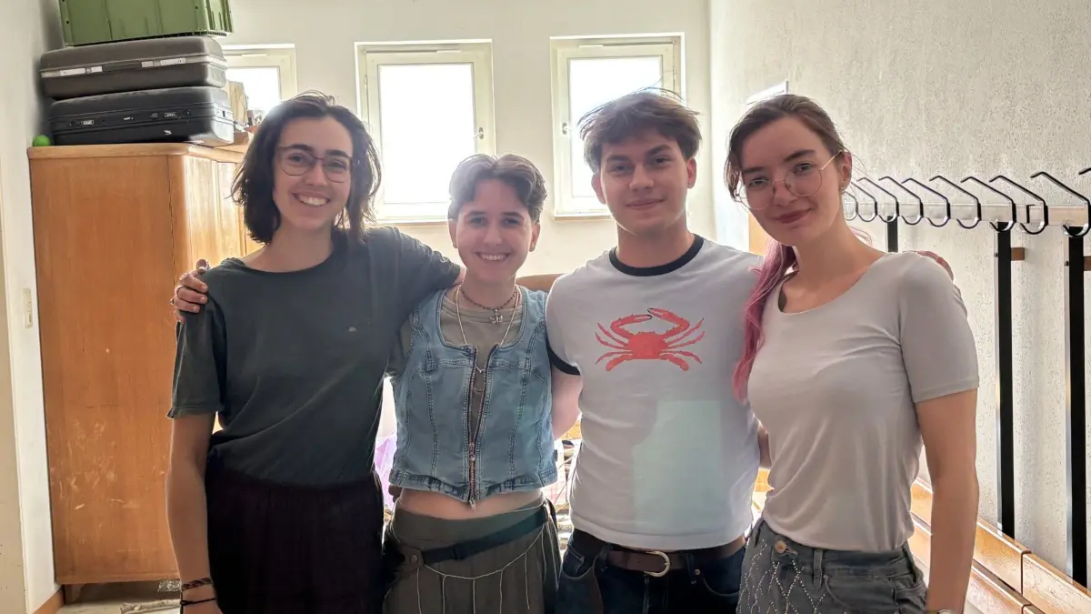 Junge Theaterpädagogen von Tempus Fugit übten das Stück mit den Schülern aus Gresgen ein: Angelika Ebert, Carina Seifert, Jeremiash Heiler und Lisa Cherniavska (von links)
