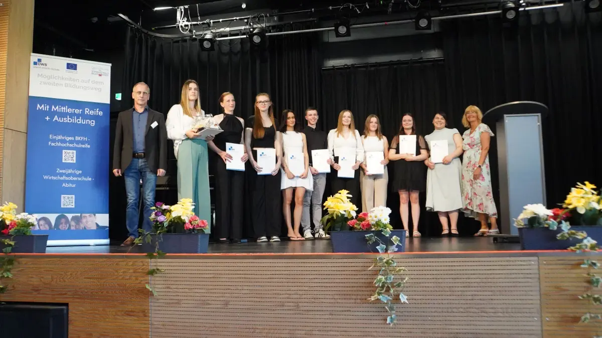 Das sind die Preisträger mit Abteilungsleitung und Schulleitung der Schwenninger David-Würth-Schule (von links): Abteilungsleiter Achim Traub, Lena Ruof, Martina Gassner, Laura Fellhauer, Betül Yildirim, Jonathan Grathwohl, Judith Ketterer, Isabelle Henne, Anna-Lena Balz, Zisan Karadeli und Schulleiterin Michaela Grade.