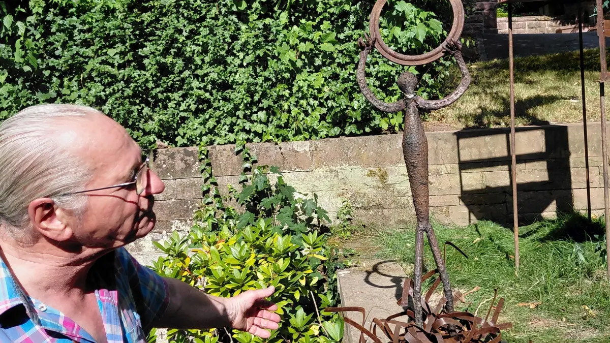 Lothar Hudy erläutert sein neuestes Kunstwerk auf dem Calwer Friedhof.