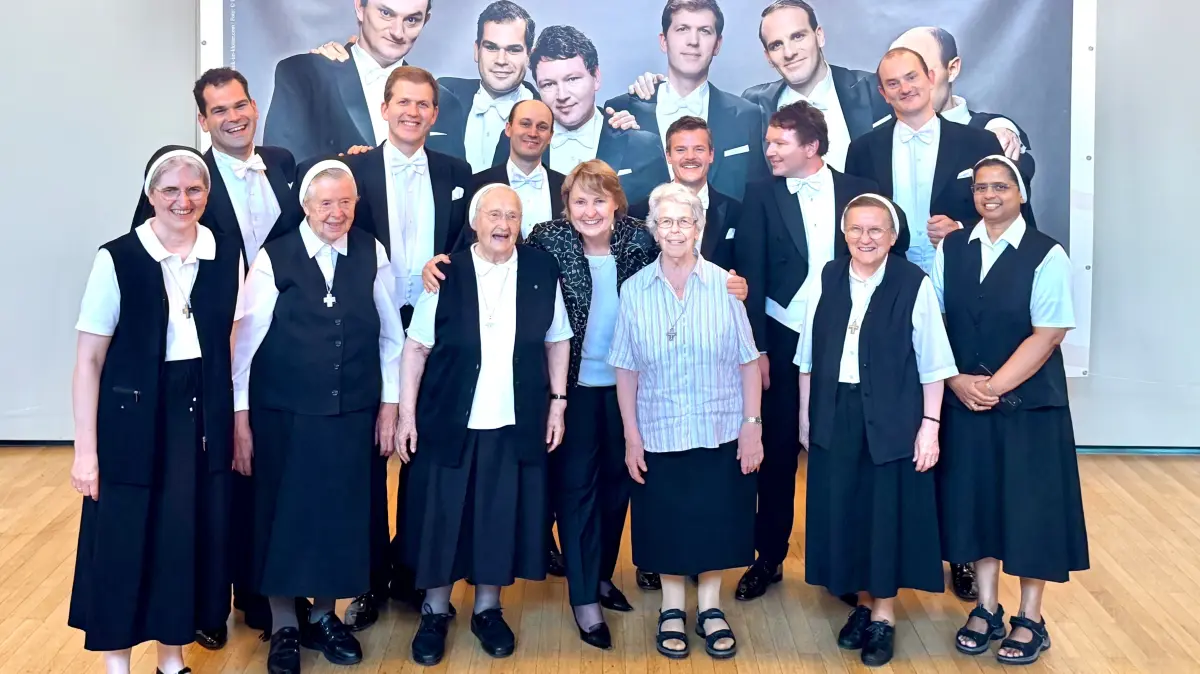 Strahlendes Gruppenbild – mit The Real Comedian Harmonists und den Franziskanerinnen-Schwestern aus Erlenbad mit Klassik-im-Kloster-Gründerin Sabine Zoller in der Mitte