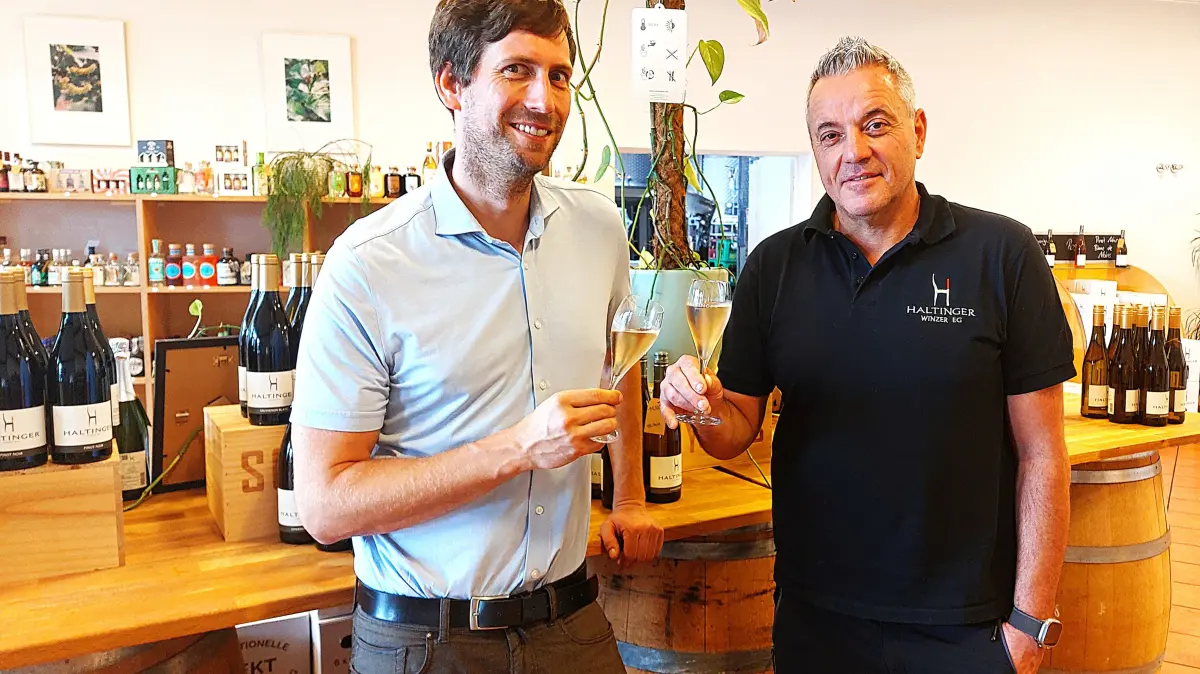 Seit vielen Jahren ein erfolgreiches Duo bei den Haltinger Winzern: Geschäftsführer Michael Heintz (l.) und Kellermeister Ingo Ehret, die mit einem Glas Winzersekt auf das Jubiläum anstoßen.