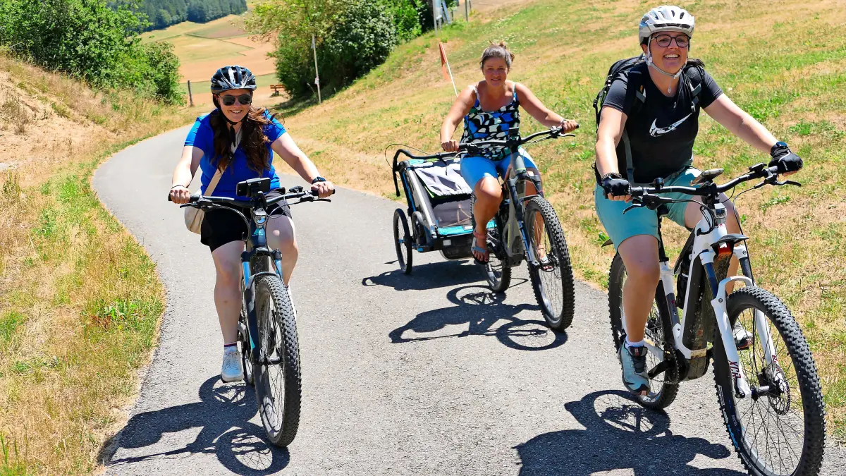 Glücklich treffen die Velo-Begeisterten auf der Kuppe des Berges ein.