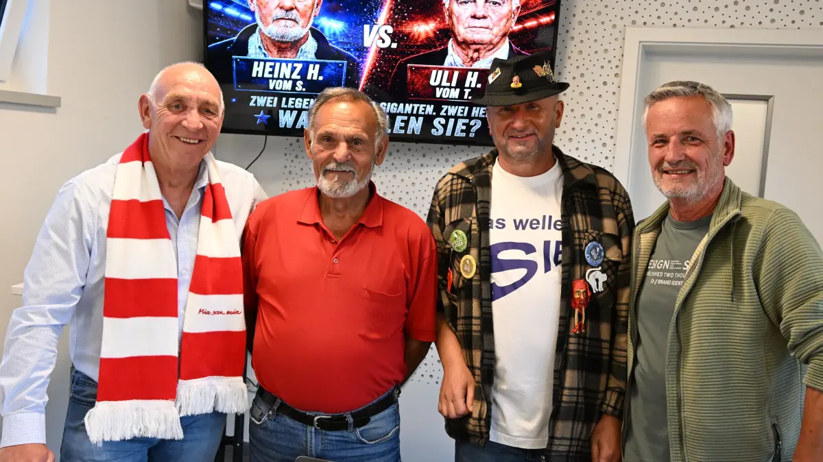 Einen besonderen Abschied bescherten Uwe Bundt (von links), Frank Gebele und Martin Kläger dem langjährigen AH-Leiter und -Kassierer Heinz Henne (Zweiter von links).
