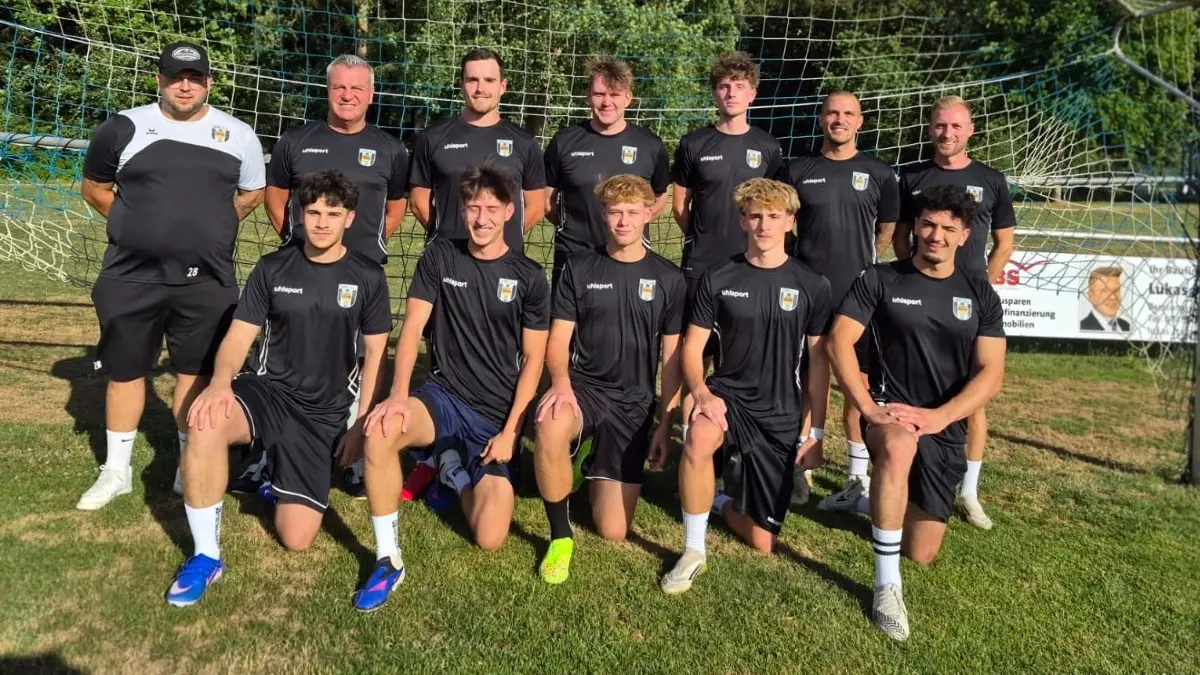 Die Neuen beim VfR Sulz samt Trainer (stehend von links): David Braun (Betreuer), Cafer Genc (Trainer SGM Sulz/Sigmarswangen/Holzhausen), Tayson Beck, Patrick Möhrle, Marvin Beck, Domenico Mosca, Philipp Rumpel; knieend: Sherif Hauber, Dorian Hrubik, Filip Lein, Luca Hager, Mohamed Benhamou.