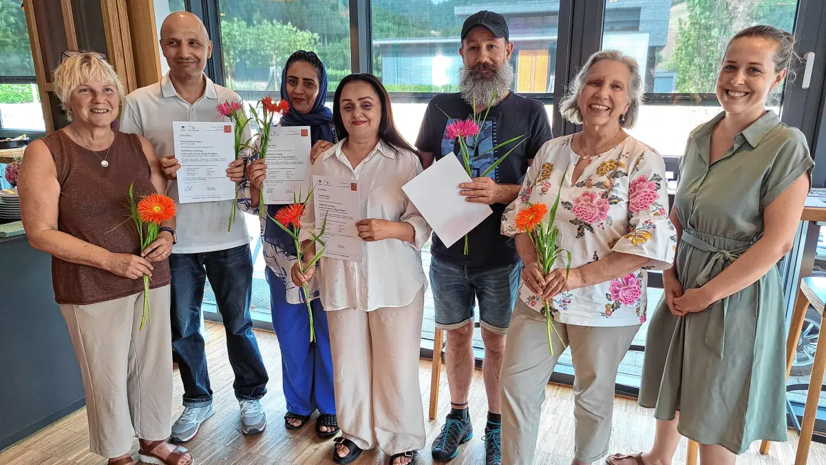 Karin Weißer vom Grundbildungszentrum Ortenau (von links) mit den Teilnehmern Ahmad und Palwasha Noori, Elisabeta Axhaj, Boris Schmidt, Kursleiterin Gerlind Single und Nicole Schmidt von den Neumayer-Häusern in Hausach