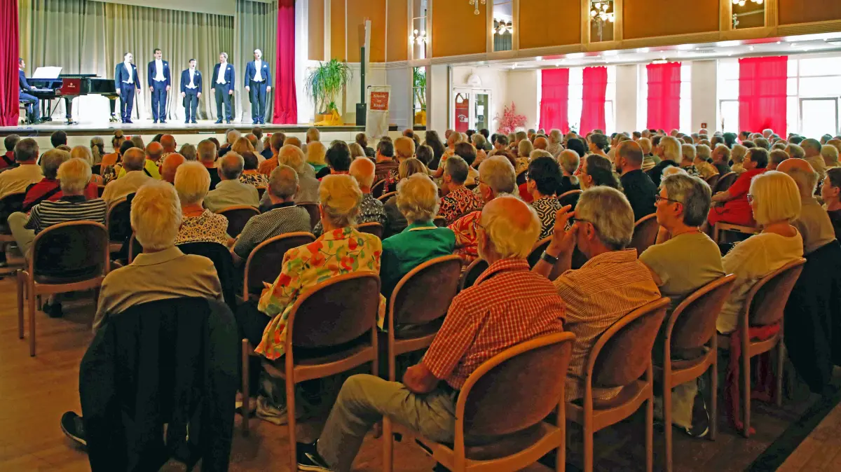 Voll besetztes Kurhaus beim Klassik im Kloster Konzert mit The Real Comedian Harmonists
