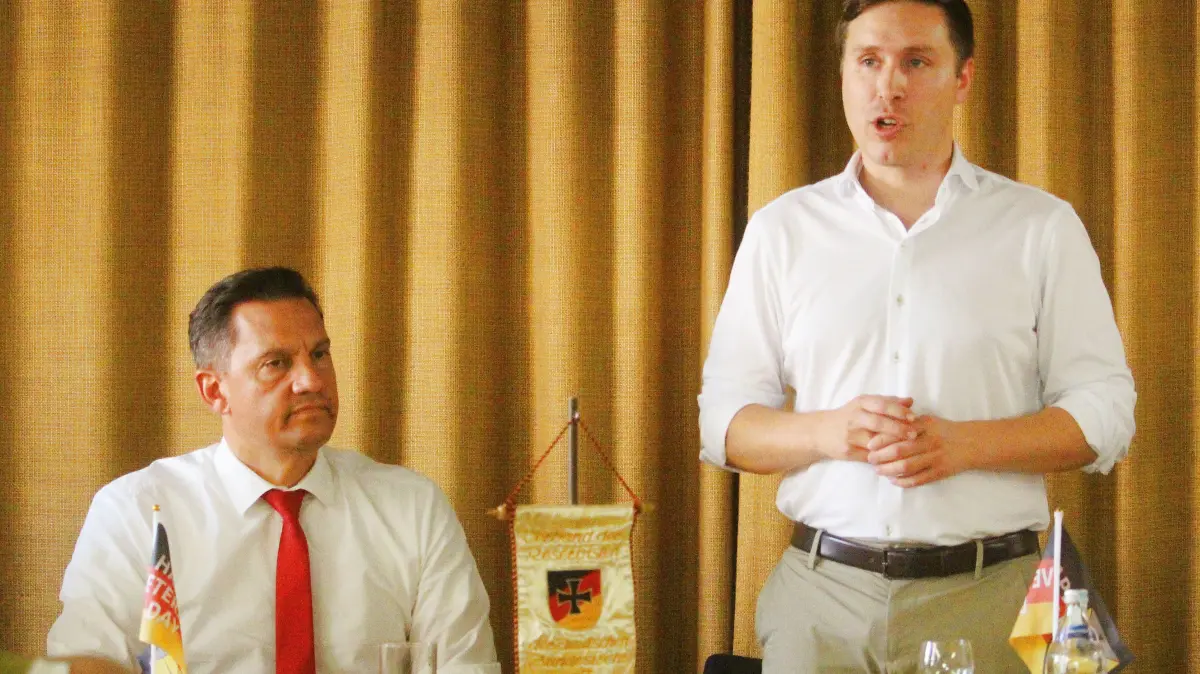 Die SPD-Politiker Esra Limbacher (rechts) und Johannes Fechner tauschten sich im Gasthaus Linde in Reichenbach mit den rund 20 Gästen aus.