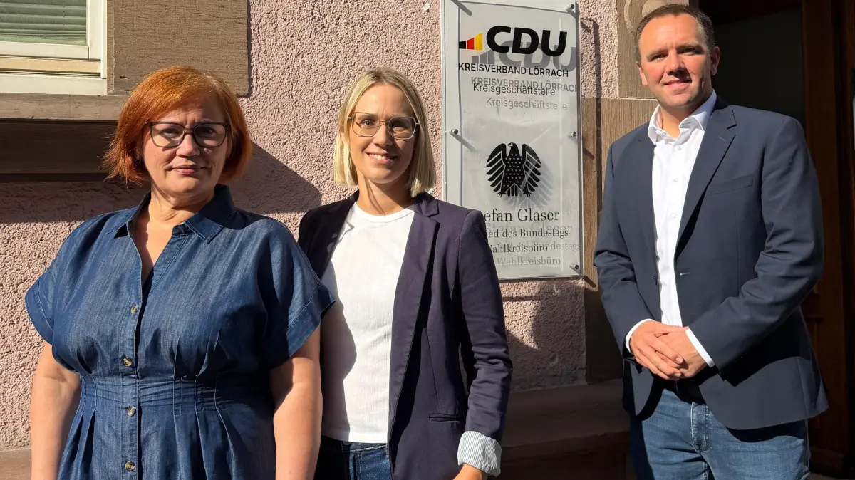 Das Team des Lörracher Wahlkreisbüros mit Stefan Glaser (MdB) vor dem Wahlkreisbüro: Klara Schmidt (links) und Julia Brugger.