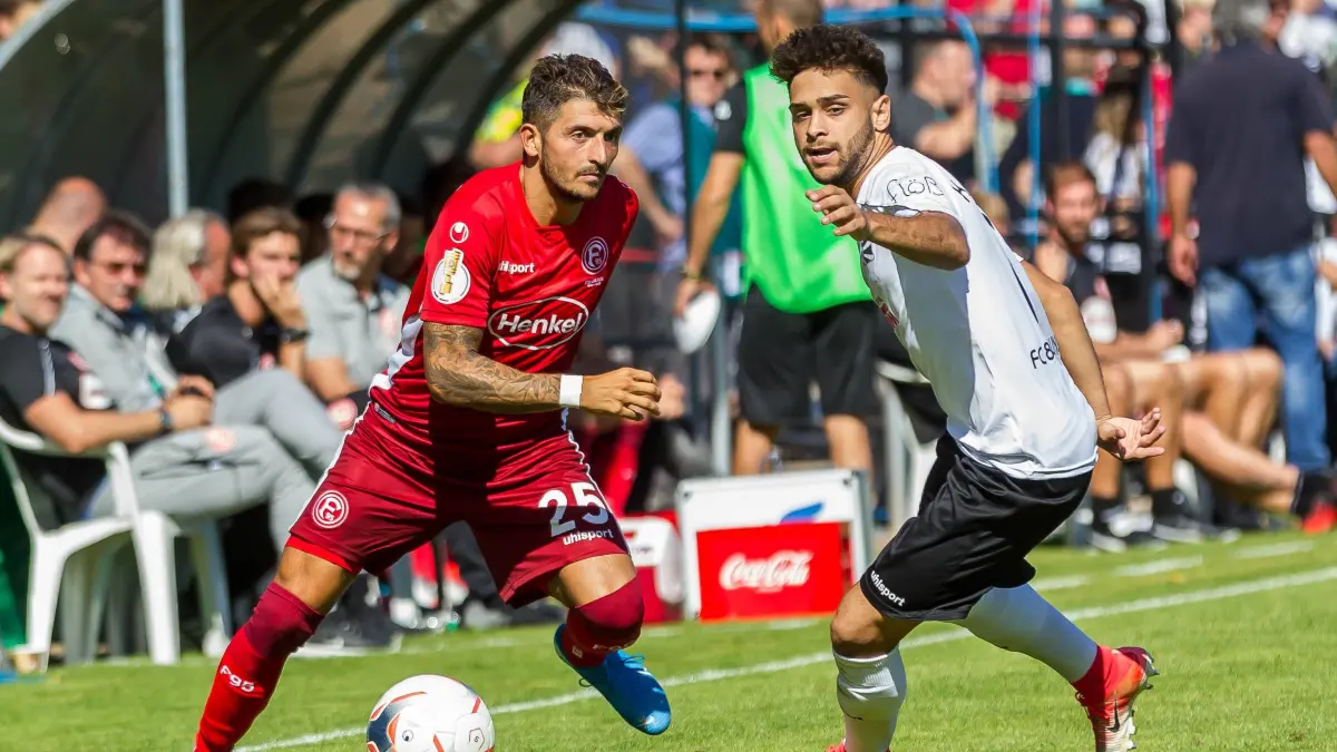 Villingen, Germany 10.08.2019, DFB Pokal, 1.Runde, FC 08 Villingen vs. Fortuna Duesseldorf, Matthias Zimmermann (F95) und Kamran Yahyaijan (FC08) im zweikampf, battle for the ball, ( Villingen Stadion am Friedengrund Baden Wuerttemberg Germany eu-images-09-541-023490 *** Villingen, Germany 10 08 2019, DFB Cup, 1 round, FC 08 Villingen vs. Fortuna Duesseldorf, Matthias Zimmermann F95 and Kamran Yahyaijan FC08 in duel, battle for the ball, Villingen Stadion am Friedengrund Baden Wuerttemberg Germany eu images 09 541 023490 eu-images-541 DFB REGULATIONS PROHIBIT ANY USE OF PHOTOGRAPHS AS IMAGE SEQUENCES AND/OR QUASI-VIDEO.