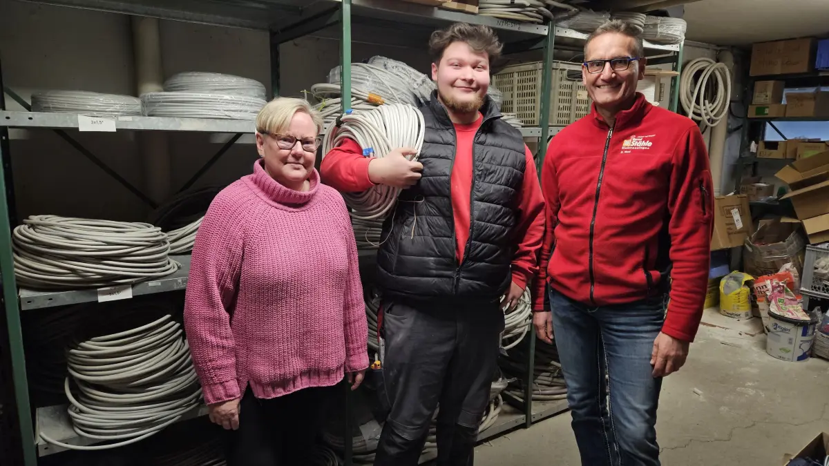 Alexandra Hagen-Ettl, Ausbildungsbegleiterin bei der Handwerkskammer Konstanz, (links) hat gemeinsam mit Dieter Wosl, Betriebsinhaber Bernd Stähle Elektroanlagen, (rechts) Sandro Listorti durch die Ausbildung geholfen. Der 21-Jährige hat dank der Unterstützung Gesellenbrief und Festanstellung in der Tasche.