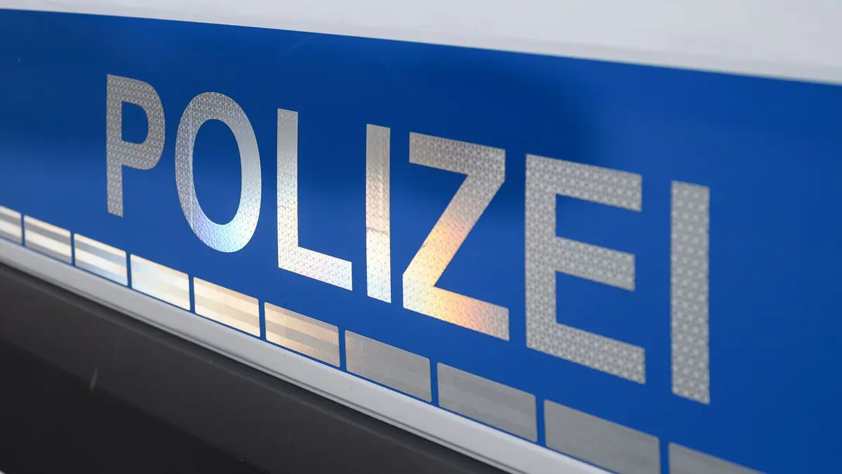 Polizei-Schriftzug auf einem Einsatzwagen.: ARCHIV - 22.11.2021, Bayern, Bad Neustadt An Der Saale: Polizei-Schriftzug auf einem Einsatzwagen. (zu dpa: «Schieber an Weiher beschädigt: 150 Fische sterben») Foto: Daniel Vogl/dpa +++ dpa-Bildfunk +++
