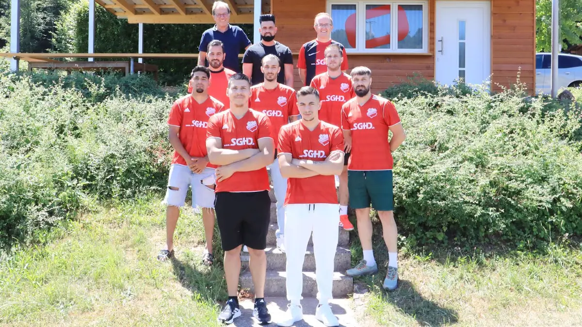 SGHD-Präsident Ottmar Hoffmann, Co-Trainer Cosmin Pandelica und Abteilungsleiter Johannes Leibold (hintere Reihe von links) wollen mithilfe der Neuzugänge den Wiederaufstieg anpeilen.