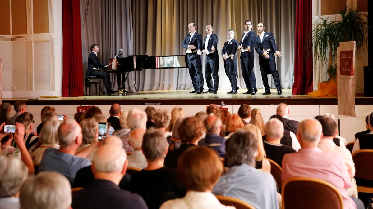 The Real Comedian Harmonists begeistern bei ihrem Auftritt bei Klassik im Kloster im Bad Herrnalber Kurhaus.