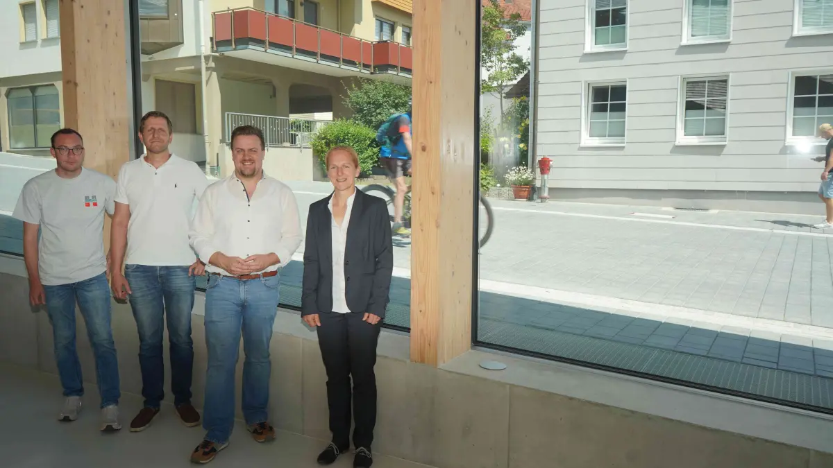 Das neue Straßenpflaster in der Baumannstraße beim Siedle Haus macht auch beim Blick aus dem künftigen Kunstmuseum hinaus deutlich, wie dieses Projekt dadurch betont wird. Unser Bild zeigt (von links) Timo Hieske (Firma Hermann), Christian Marzahn (Bauamt), Bürgermeister Florian Merz und die Geschäftsführerin der Siedle-Gruppe Marion Mielke.