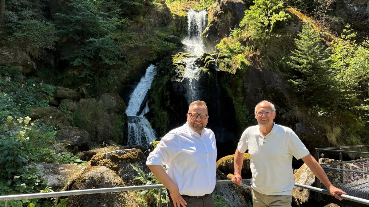 Tribergs Bürgermeister Sven Ketterer, links, und der Stadtmarketingchef Nikolaus Arnold vor den Triberger Wasserfällen. Die beiden wissen, wenn es um Tourismus geht, mit den Pfunden der Wasserfallstadt zu wuchern.