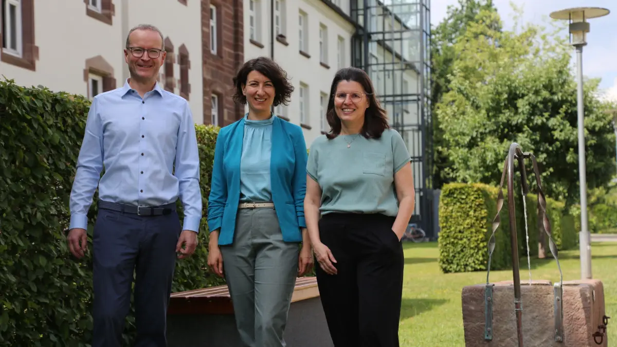 (von links) Stefan Guhl, Vorstand der Stiftung St. Franziskus, Schrambergs Oberbürgermeisterin Dorothee Eisenlohr und Andrea Weidemann, Vorständin der Stiftung St. Franziskus, am Standort Heiligenbronn.