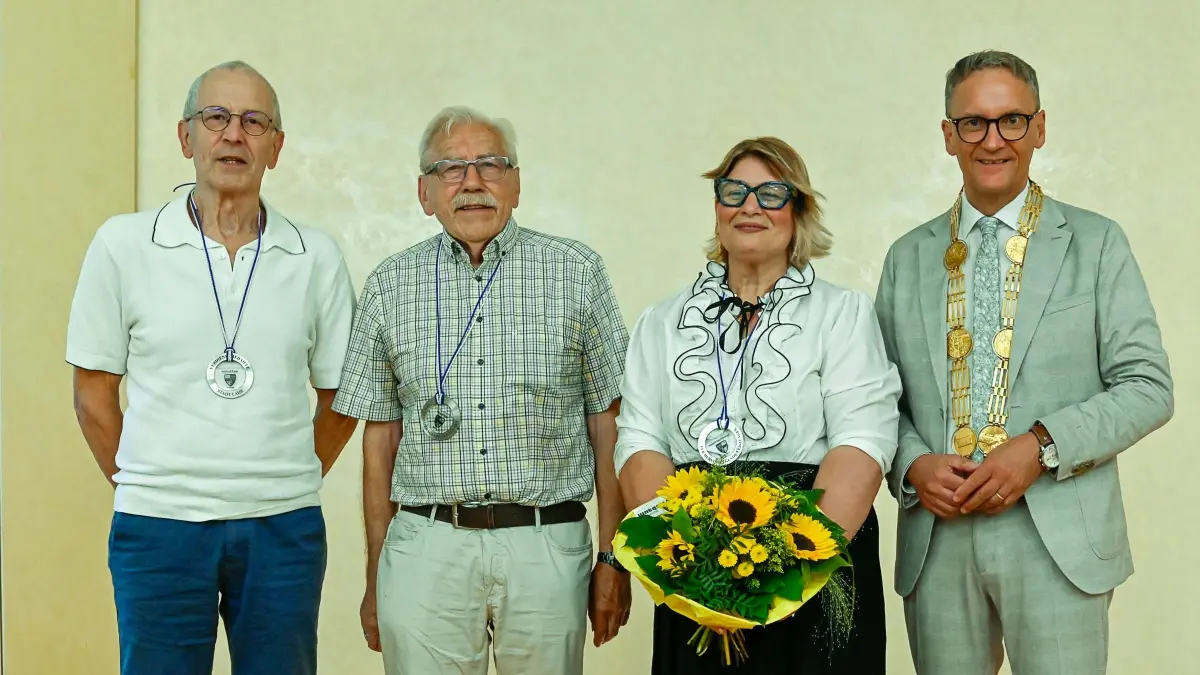 Geehrt wurden von OB Ibert (rechts) auf der Feierstunde (von links): Gerhard Ruder, Willi Wagner und Sana Ahmad Hussein