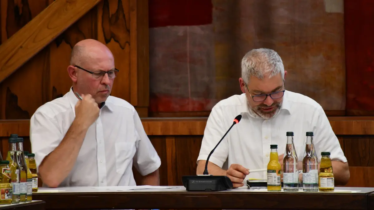Die beiden Schulleiter Christoph Bigler (links) und Frank Schührer (Lise-Meitner-Gymnasium) stellten im Hauptausschuss das iPad-Konzept vor.