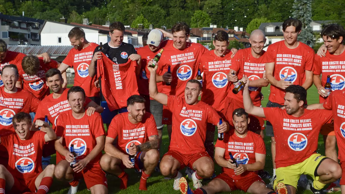 Die Mannschaft des FC Huttingen feierte den Aufstieg im Frankenmattstadion ausgelassen.