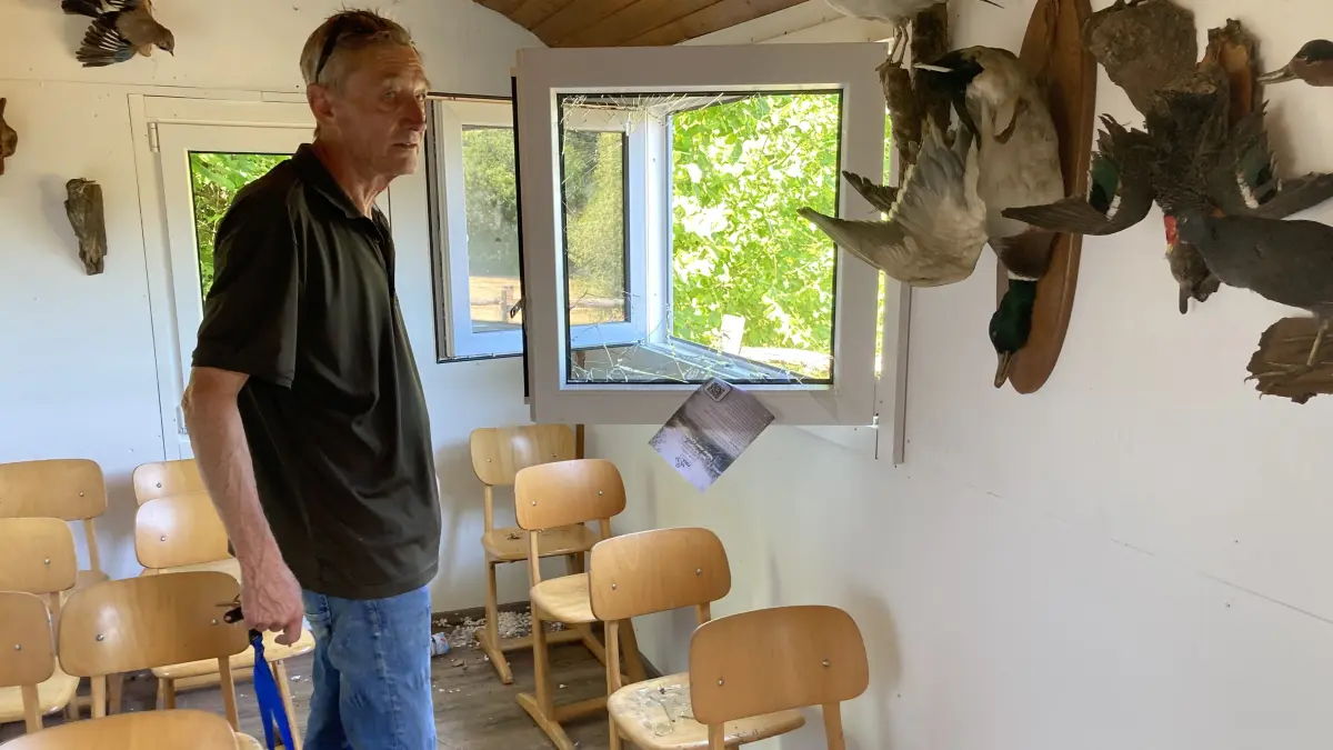 Vorsitzender Josef Burbach ist fassungslos. Unbekannte sind in das grüne Klassenzimmer eingestiegen und haben dort den Raum vollkommen verwüstet.