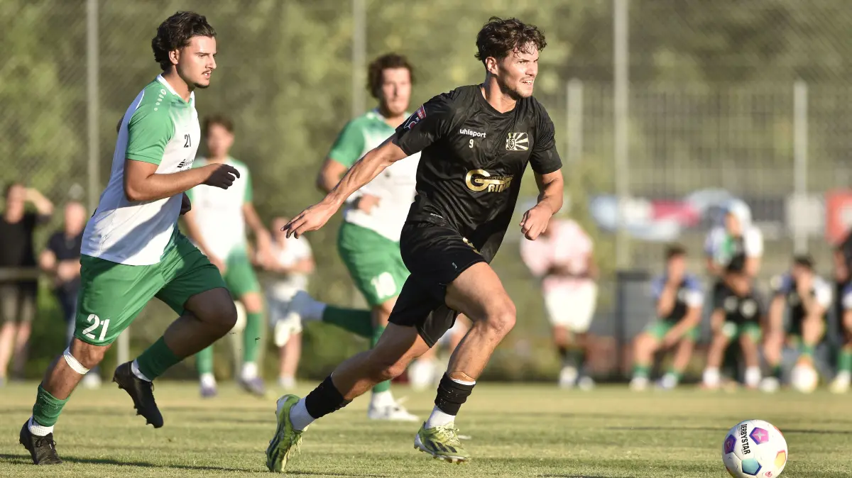 Testspiel Stockach (grün-weiss) - 08 Villingen (schwarz), v.l. 21 STO Muhadin Sulejmani + 9 VL-Rückkehrer Dominik Emminger
