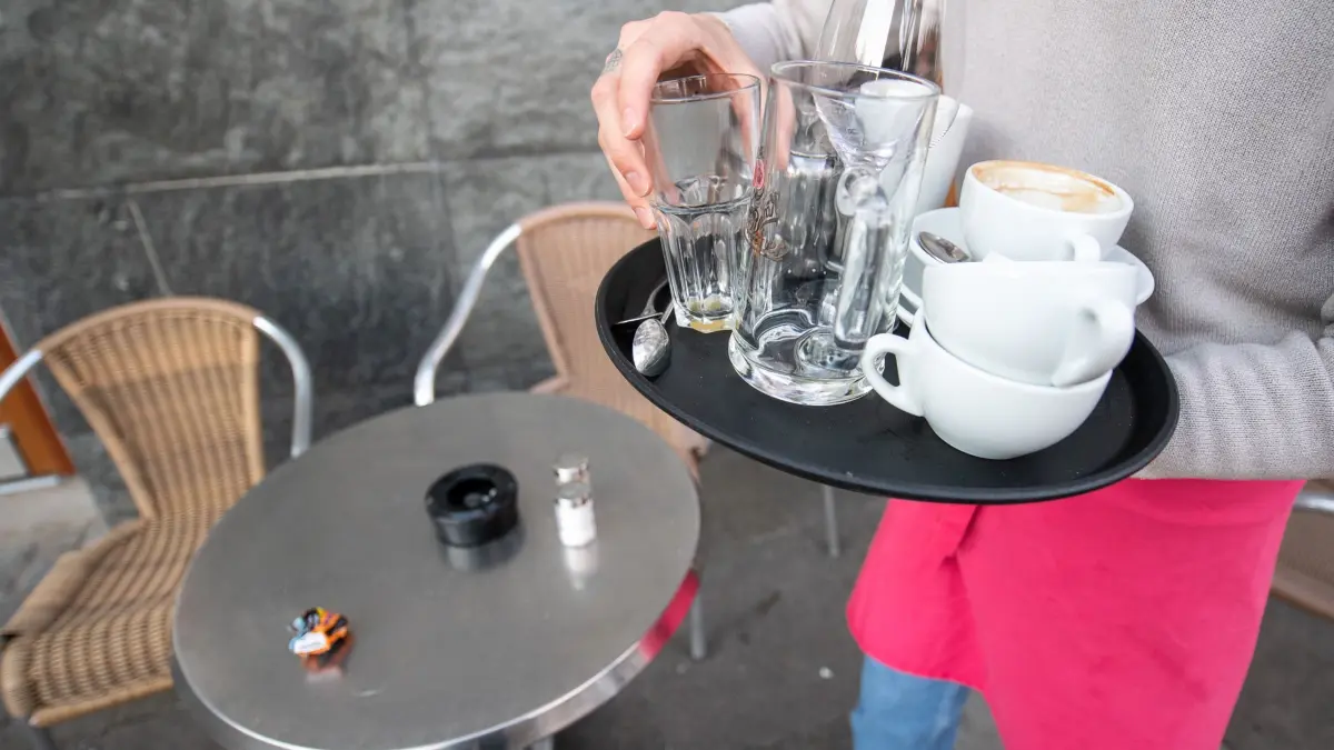 Tarifverhandlungen für das Hotel- und Gaststättengewerbe: ARCHIV - 17.03.2020, Baden-Württemberg, Stuttgart: Ein Kellner räumt einen Tisch in einem Restaurant ab. (zu dpa: «Gastgewerbe startet Verhandlungen – NGG pocht auf Lohnplus») Foto: Sebastian Gollnow/dpa +++ dpa-Bildfunk +++