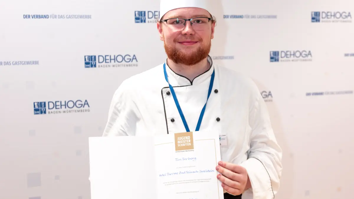 Erfolg für das Hotel Therme Bad Teinach bei den baden-württembergischen Jugendmeisterschaften in den Ausbildungsberufen des Hotel- und Gaststättengewerbes: Tim Forberg (20) belegte den zweiten Platz bei den Köchen.