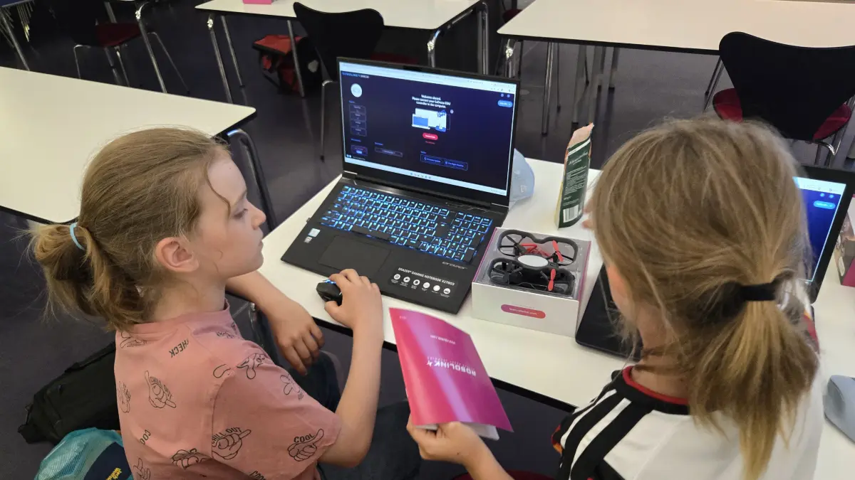 Die teilenehmenden Kinder des CoDrone-Forscherlabors programmieren an der DHBW Lörrach gemeinsam den Flug ihrer CoDrone-EDU-Drohne.