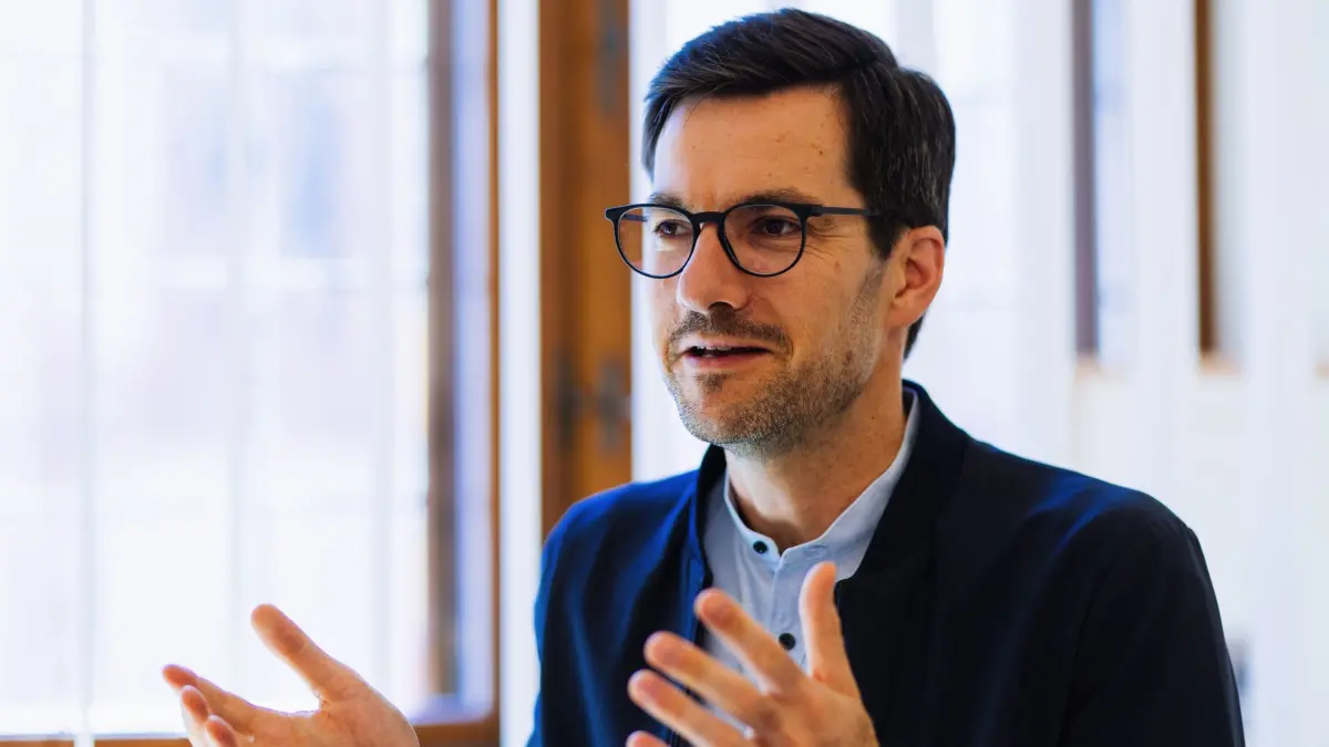 Martin Horn - Oberbürgermeister von Freiburg,: 10.07.2026, Baden-Württemberg, Freiburg im Breisgau: Martin Horn (parteilos), Oberbürgermeister von Freiburg, spricht und gestikuliert während eines Gesprächs. Im einzigen Damenbad in Deutschland ist der Eintritt freitags bis sonntags nur noch ab 16 Jahren möglich. Damit will das Lorettobad den Andrang in dem flächenmäßig kleinen Bad verringern. Foto: Philipp von Ditfurth/dpa +++ dpa-Bildfunk +++