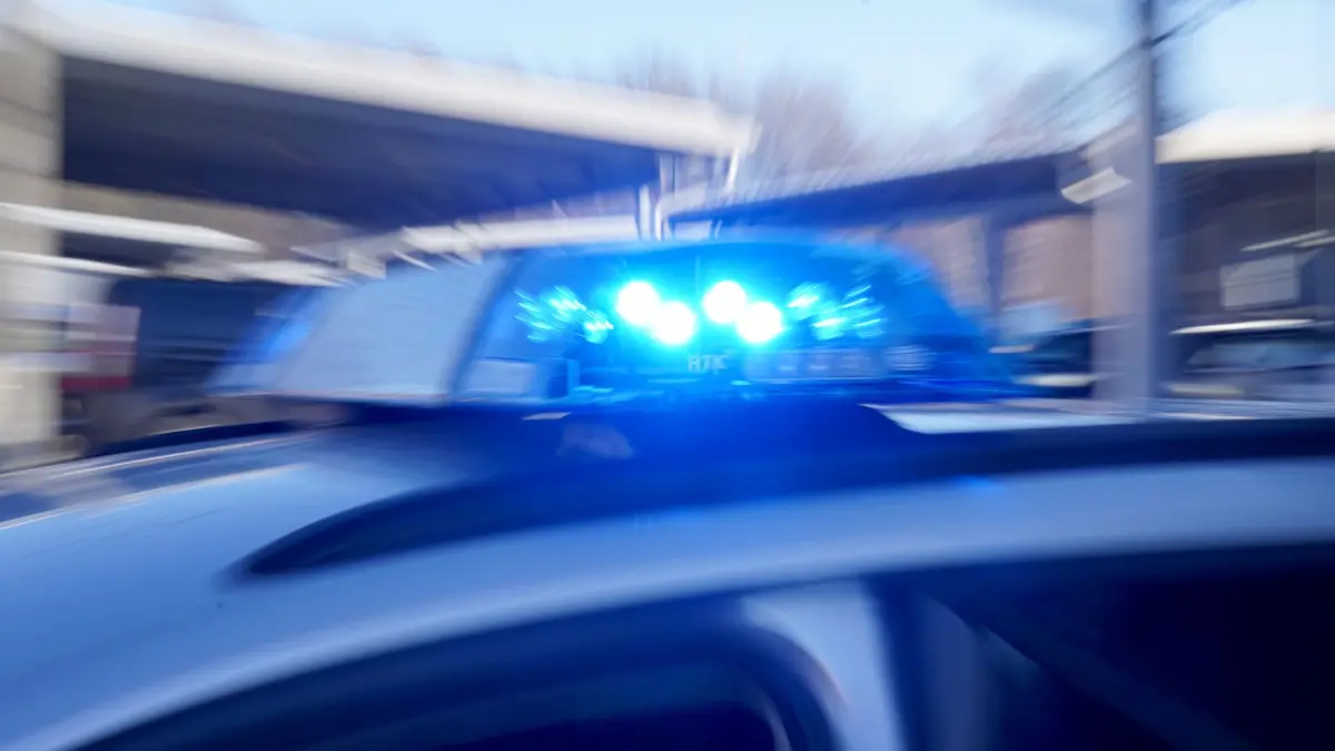 Polizei Symbolbild: ARCHIV - 18.01.2024, Mecklenburg-Vorpommern, Schwerin: Polizei mit Blaulicht (Symbolfoto). (zu dpa: «Metallstange und Steine auf Straßenbahngleise - Notbremsung») Foto: Marcus Brandt/dpa +++ dpa-Bildfunk +++