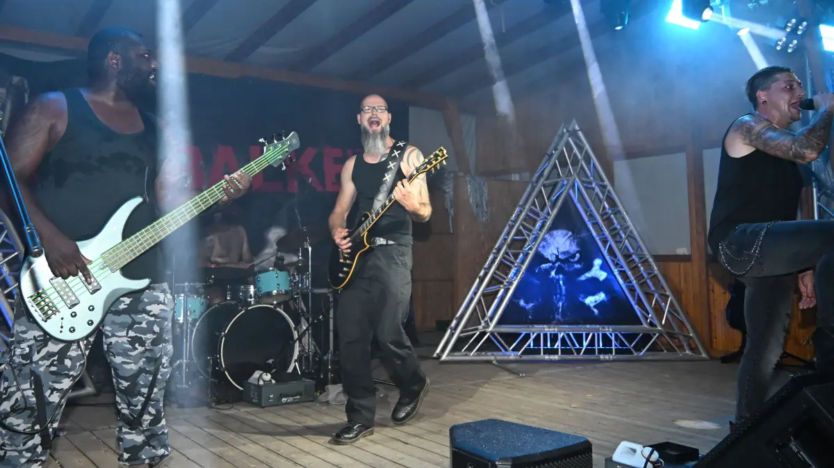 Rockige Musik gefällt den Besuchern.
