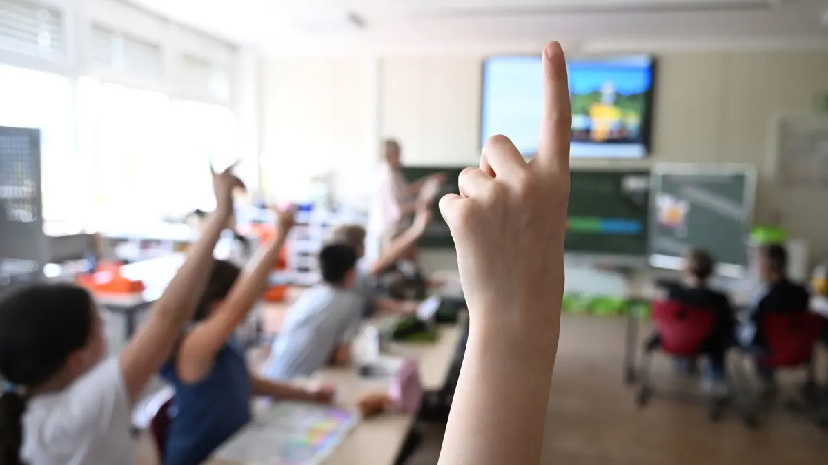 Grundschule: PRODUKTION - 15.06.2026, Baden-Württemberg, Stuttgart: Schüler melden sich im Unterricht in einer 4. Klasse einer Grundschule. (zu dpa: «Experte: Schlechtes Deutsch kann mehrere Gründe haben») Foto: Bernd Weißbrod/dpa +++ dpa-Bildfunk +++