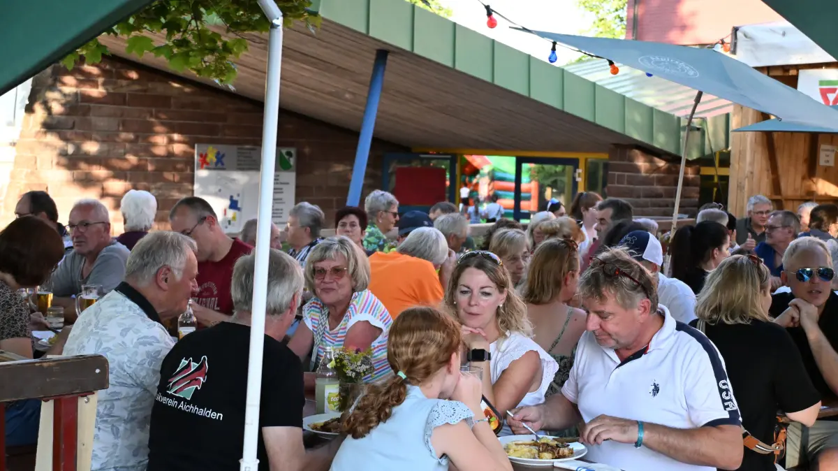 Geselligkeit ist beim Dorffest großgeschrieben.
