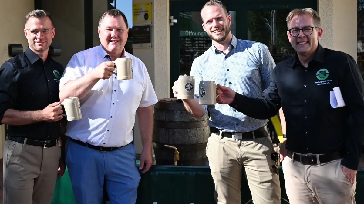 Nach erfolgreichem Fassanstich stoßen die VG-Vorstände Benjamin Weller (links) und Bernd Wilhelm (rechts), Bürgermeister Michael Lehrer (Zweiter von links) und Moritz Glauner von der Brauerei in Alpirsbach an.