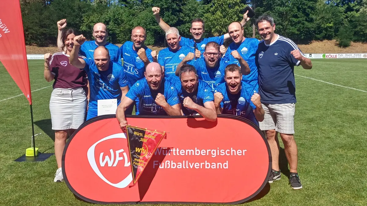 Das siegreiche Team präsentiert sich (vorn, von links): Hannelore Pink (WFV), Oliver Hölz, Christian Holzer, Jörg Glück, Sven Schulze, Raphael Stern, Matthias Harzer (WFV/hinten): Uwe Roth, Michael Kammerer, Achim Flaig, Michael Ponto und Frank Kammerer.