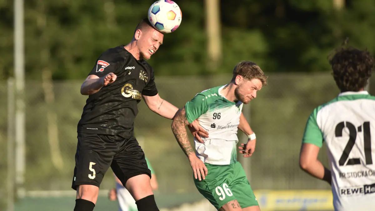 Testspiel Stockach (grün-weiss) - 08 Villingen (schwarz), v.l. 5 VL Jonas Busam + 96 STO Kevin Switalla