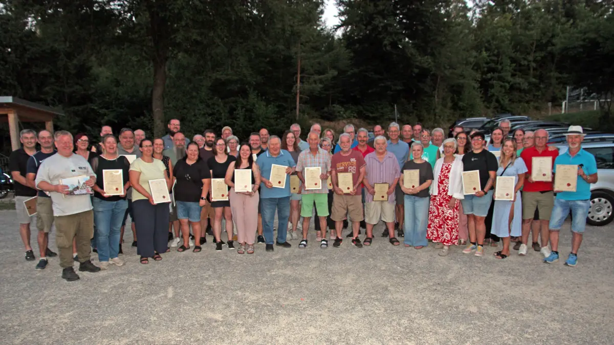 Bei ihrer Ehrungsveranstaltung dankte die Narrenzunft Rohrdorf ihren Mitgliedern für zehn bis 50 Jahre Treue. In der Mitte die Gründungsmitglieder wie Ehrenzunftmeister „Franky“ Franz Engelhard und Werner Pomorin.