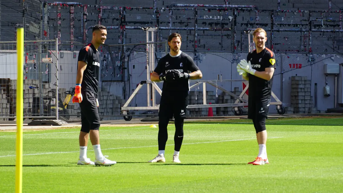 Das neue Freiburger Torwarttrio bei der Arbeit: Mio Backhaus (von links), Janik Huth und Florian Müller.