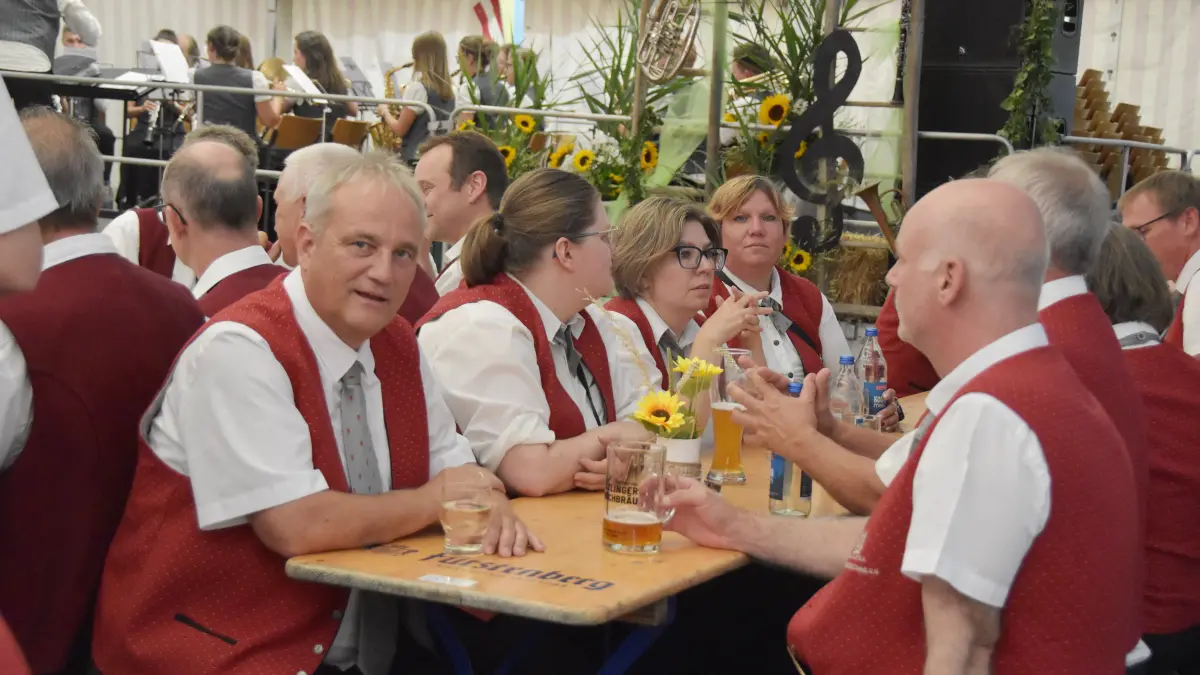 Die Gäste genießen das gelungene Fest.